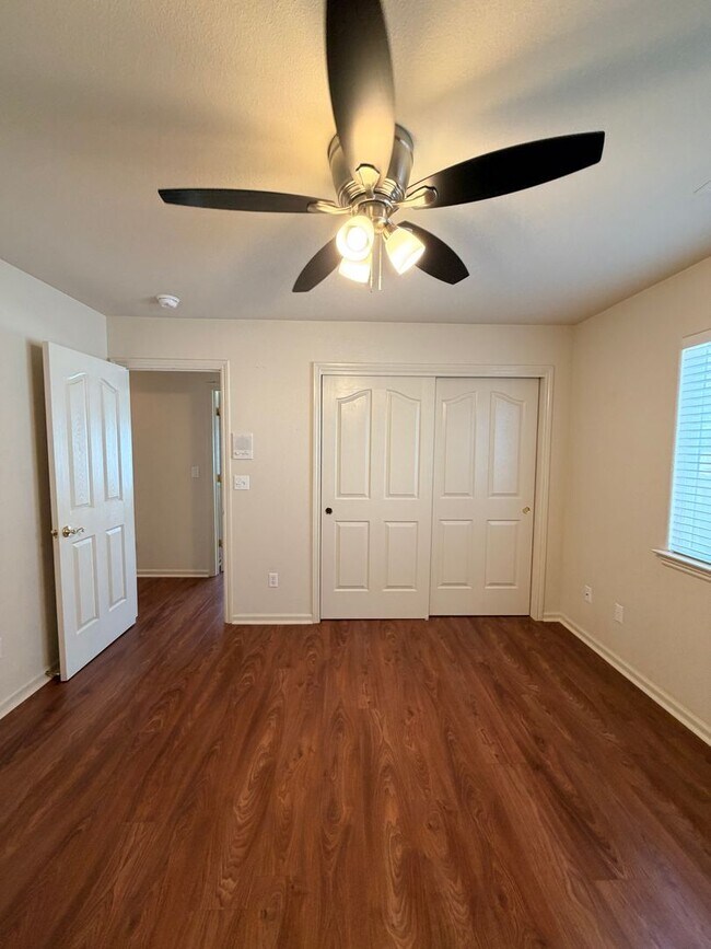 Building Photo - Beautiful Lakefront Home in the Vineyard! 55+ community