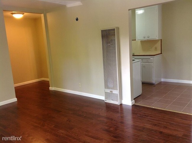 Building Photo - 660 Roble Ave