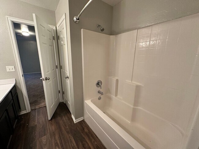 Building Photo - 3 bed 2 bath in Mustang- Move in Special!