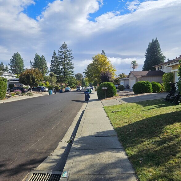 Building Photo - 2838 Saint Denis Dr