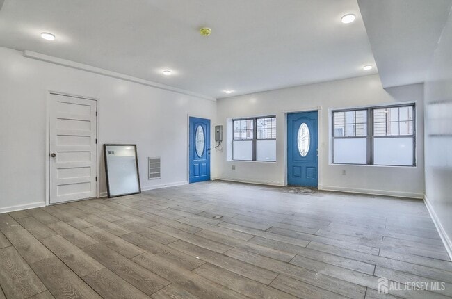 Building Photo - 9017 Riverside Pl