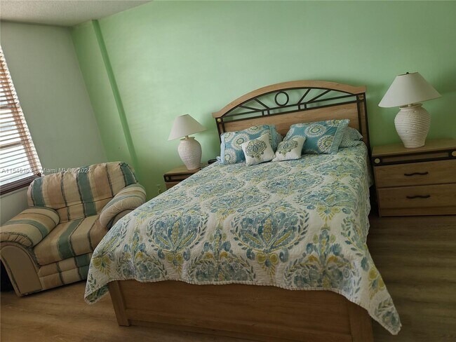 Building Photo - 3725 S Ocean Dr