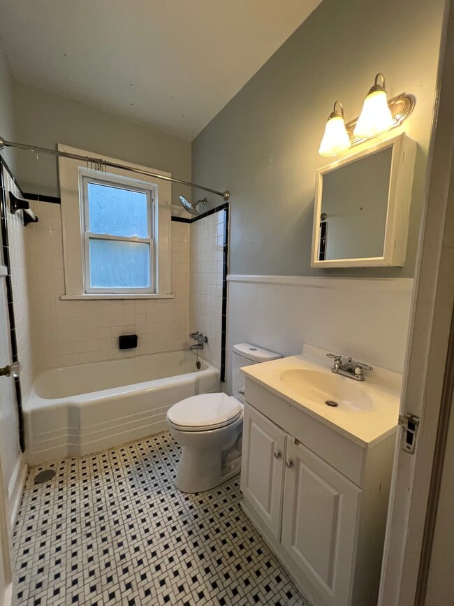 Building Photo - 815 W Johnson St