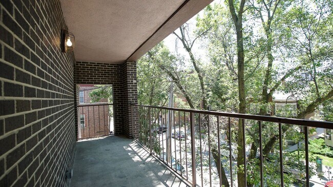 Building Photo - 415 N Henry St