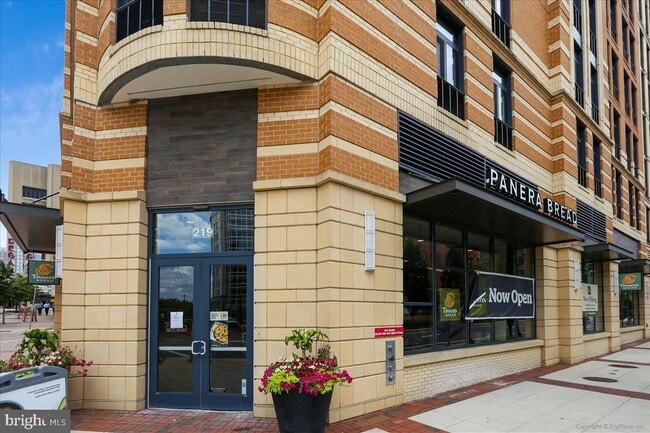 Building Photo - 4 Monroe St