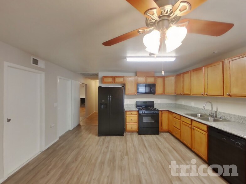 Building Photo - 4078 Deerfield Ave