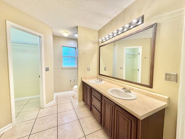 Building Photo - 1437 Little Creek Dr
