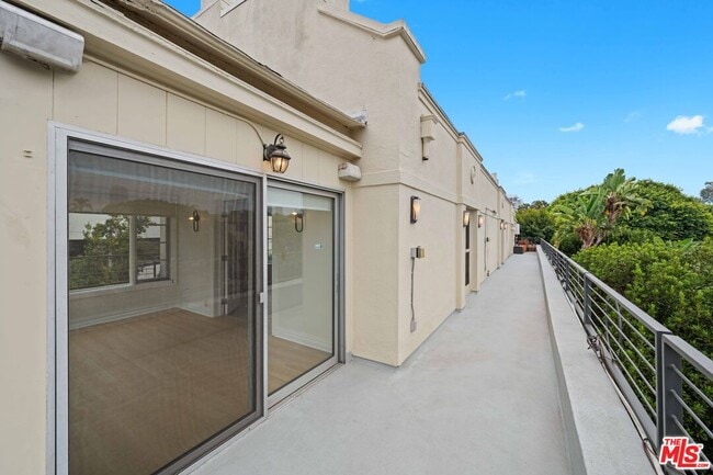 Building Photo - 420 S Beverwil Dr