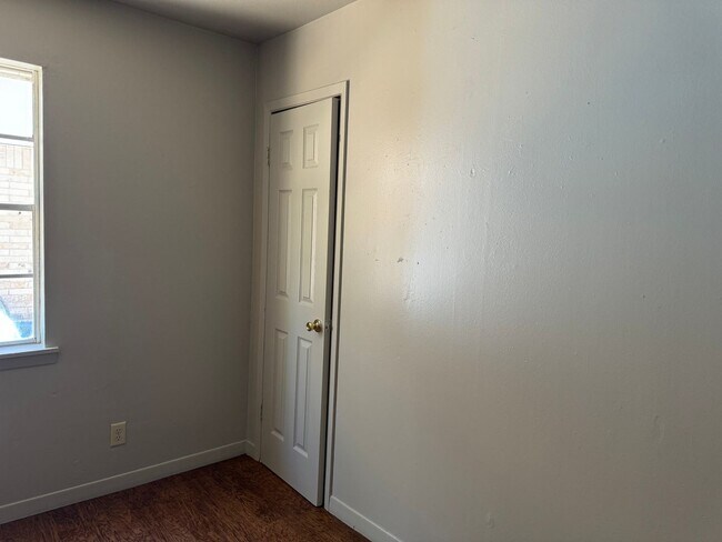 Building Photo - 616 Jeanette Ave