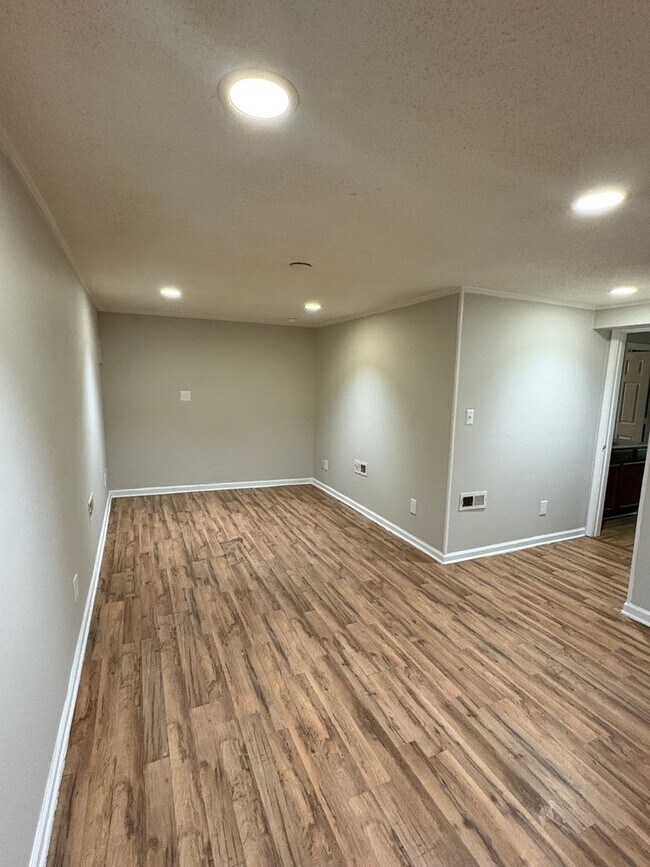 Building Photo - Spacious 5Bedroom 2 Bathroom House