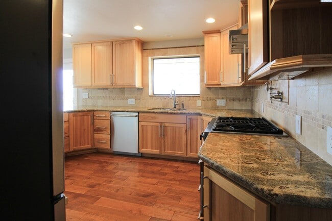 Building Photo - 4 BD, 4 BA House in Kennewick- Views of th...