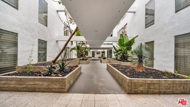 Building Photo - 305 San Vicente Blvd