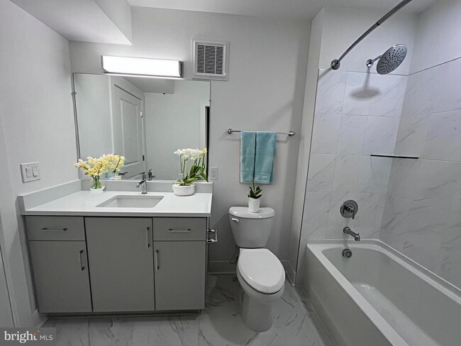 Building Photo - 701 N Henry St