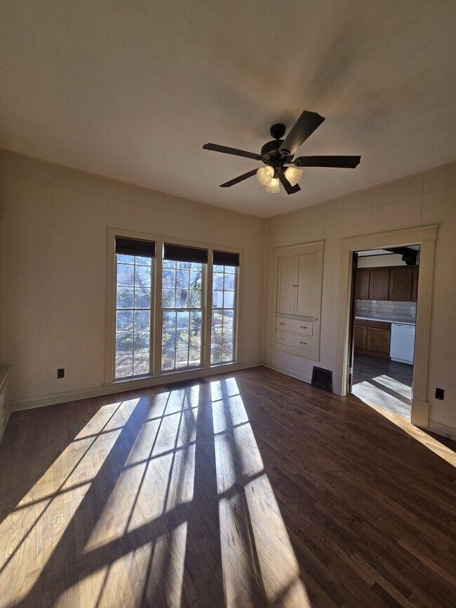 Building Photo - 517 S Vine St