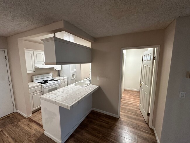 Building Photo - 2 Bed, 2 Bath Condo in Cross Creek Village...