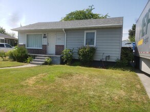 Building Photo - 2 Bed 1 Bath Northwest Rancher with large Garage