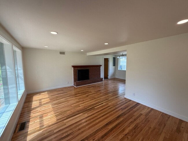 Building Photo - Charming Mukilteo Rambler Near Boeing & Mukilteo Beach