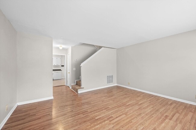 Building Photo - Awesome 2BE/1.5BA duplex in fantastic loca...