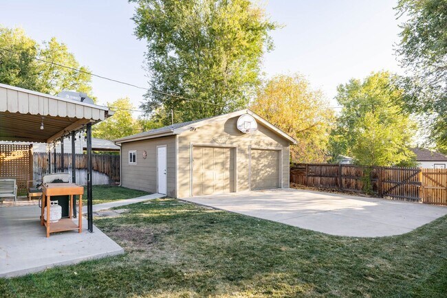 Building Photo - Barnum 3BD, 2BA Home with Fenced Back Yard...