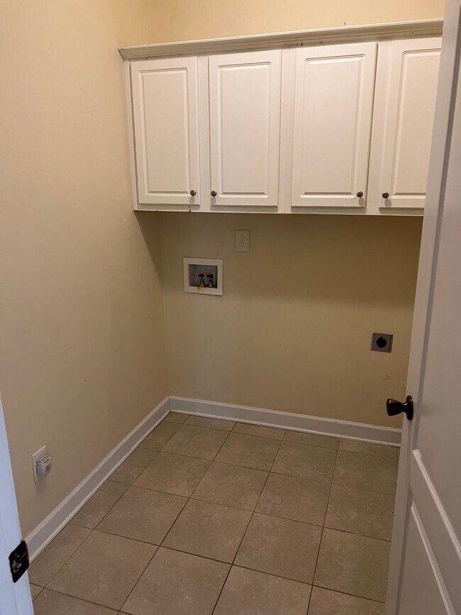 Building Photo - Jack Britt School District! 5br, 2.5 ba