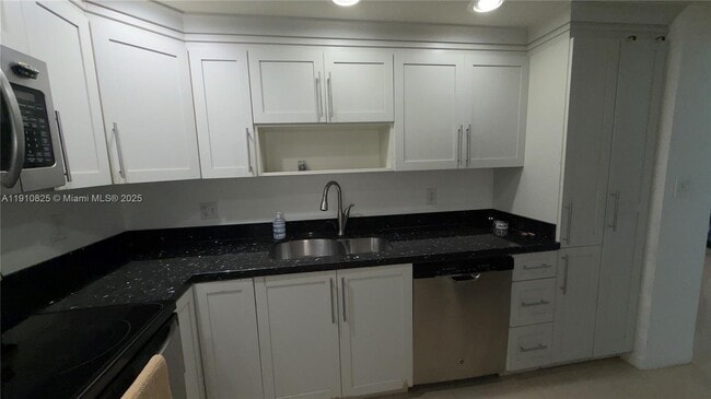 Building Photo - 400 Kings Point Dr