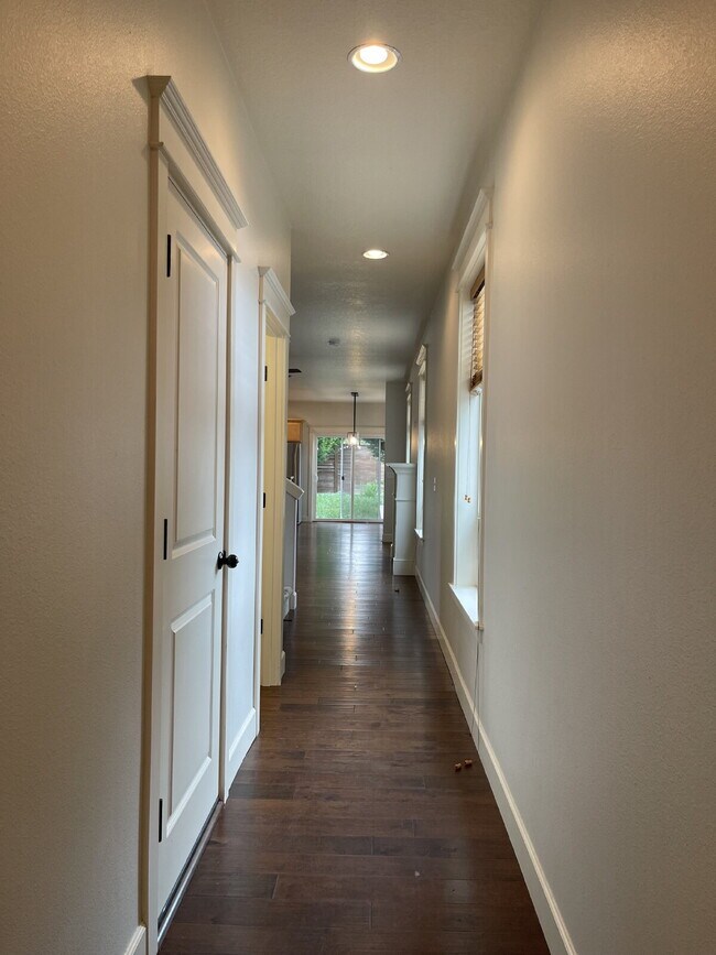Building Photo - 3 Bedroom / 2.5 Bathroom Home with Attached Garage & Fenced Backyard