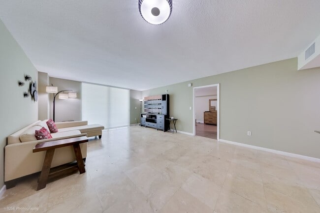 Building Photo - 1 Bed / 1 Bath with Bay Views – Partially ...