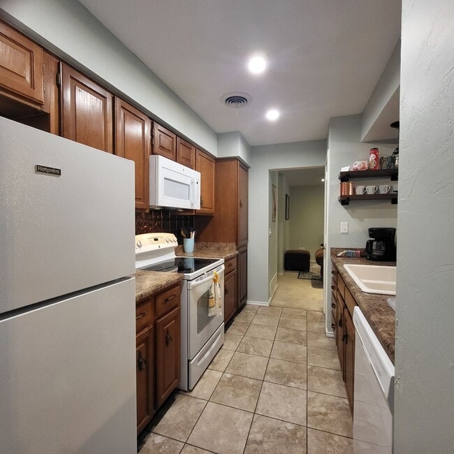 Building Photo - Furnished Rental for Lease