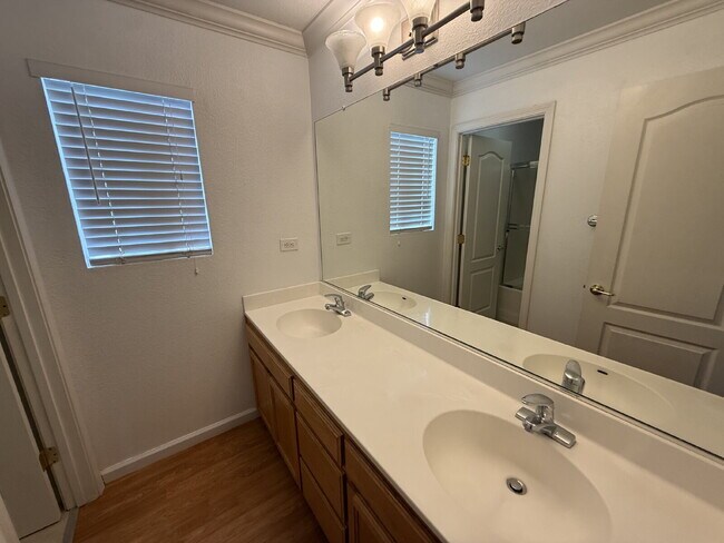 Building Photo - Gorgeous 5 Bedroom, 3 Bathroom Home With a Pool in perfect Tracy Location