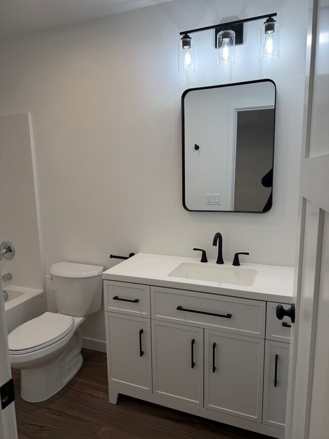 Building Photo - Brand new 3 bedroom 3 full bath townhouse in Thurston!