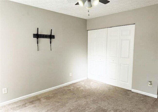 Building Photo - 220 Wild Flower Ln