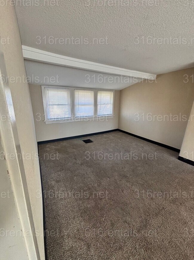 Building Photo - Rental Available NOW!