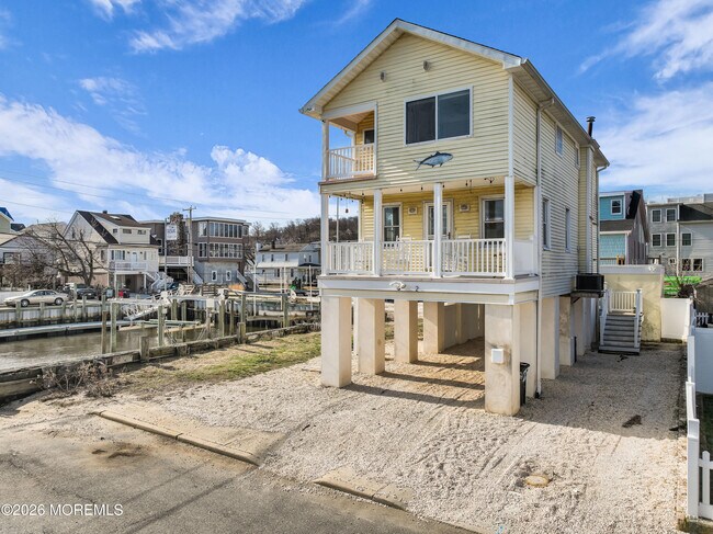 Building Photo - 2 Bedle Pl