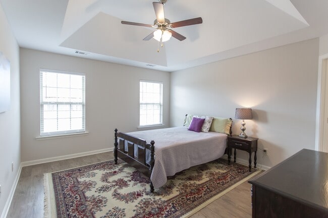 Building Photo - 1128 Honeysuckle Dr