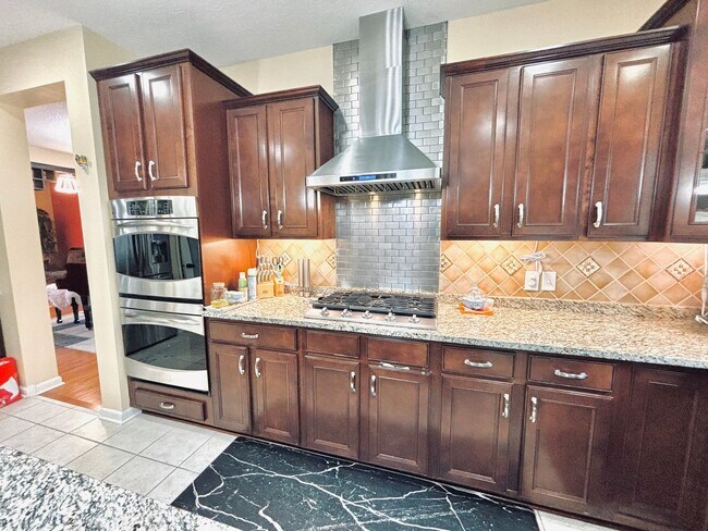 Building Photo - ONE OF A KIND 5bed/4bath!  *HOME THEATER* ...