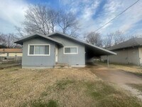 Building Photo - -Check out this cozy 2 bedroom 1 bathroom ...