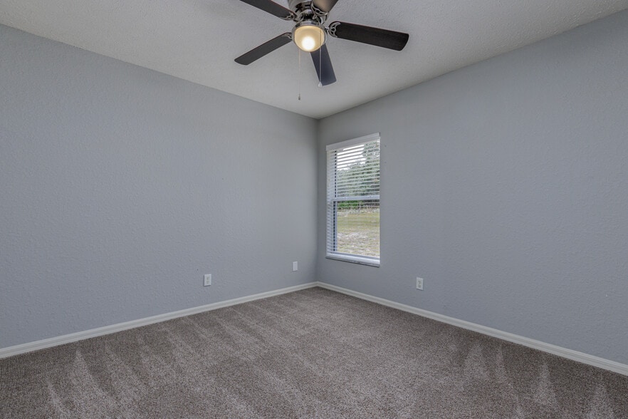 Building Photo - 320 N Fresno Ave