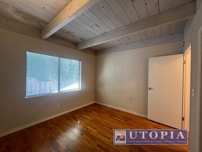 Building Photo - Adorable 1 bedroom, 1 bathroom triplex uni...
