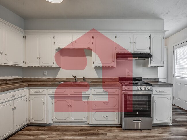 Building Photo - 224 W 5th St