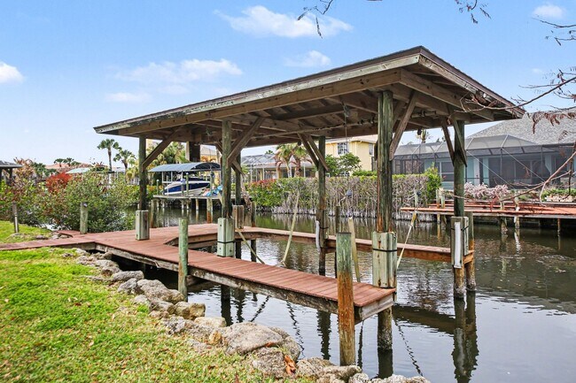 Building Photo - Canal front home!