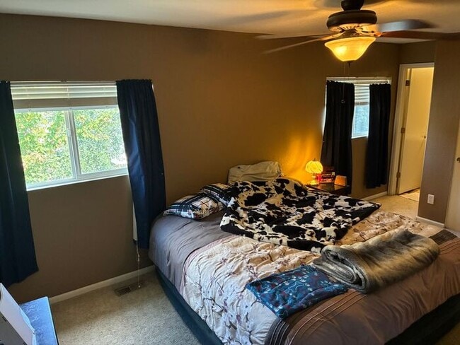 Building Photo - 3 Bedroom, 2.5 Bath Townhome with 2 Car At...