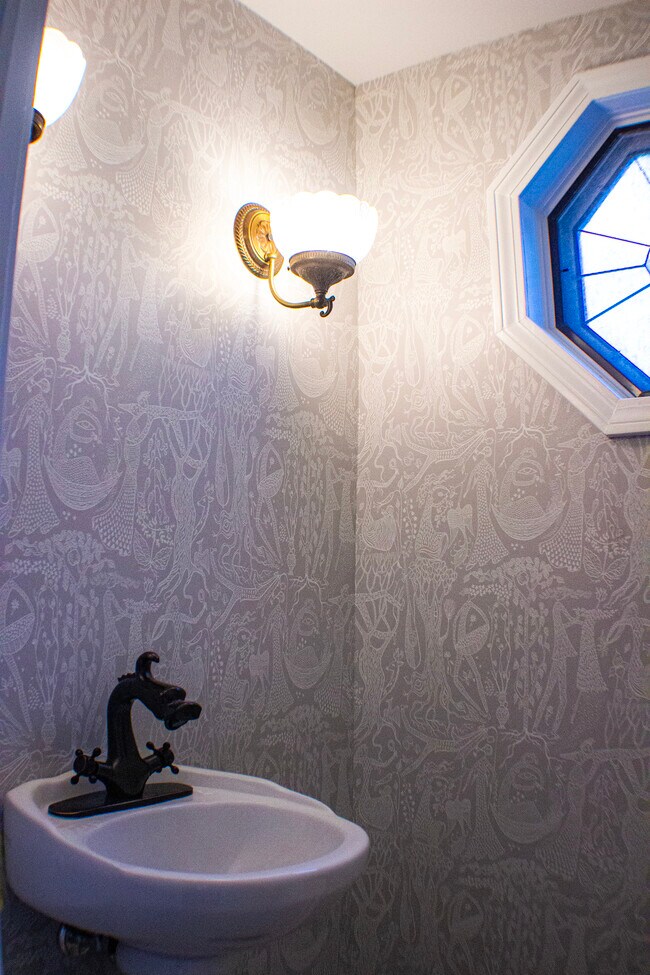 Building Photo - 5 Albany Ave