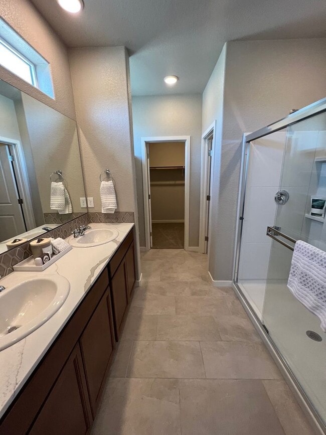 Building Photo - Gorgeous 2 Story, 3 Bed/2.5 Bath Townhouse with 2 Car Garage in Gated Community