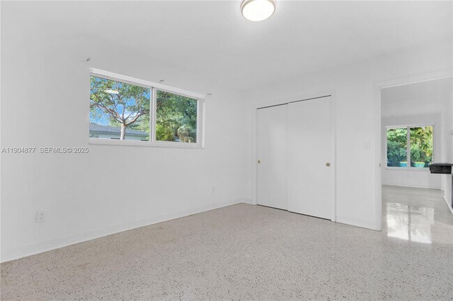 Building Photo - 2931 SW 39th Ave