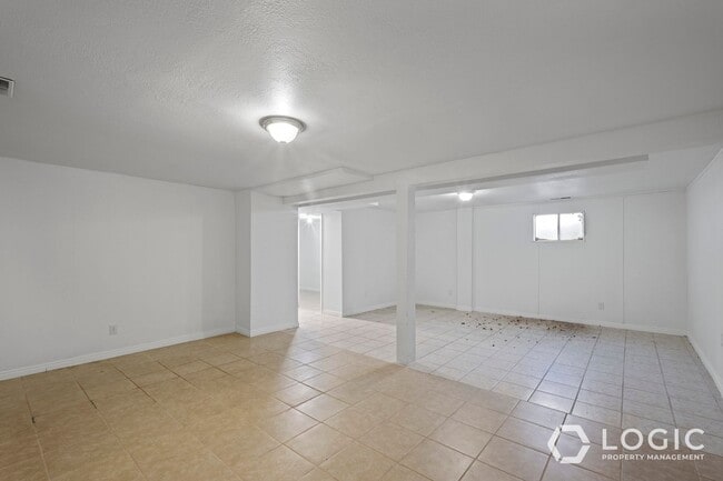 Building Photo - Beautiful Spacious Home in Great Sandy Loc...