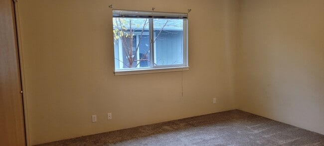 Building Photo - 228 SW Westholm Ave