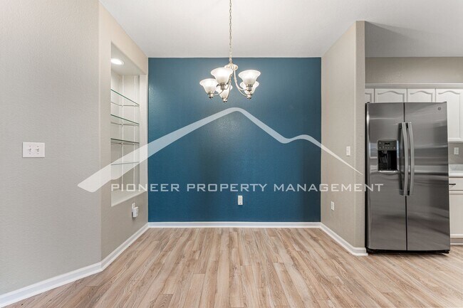 Building Photo - Charming condo with Central AC and Garage Parking Space!