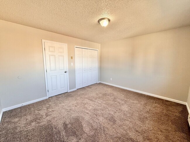 Building Photo - 49 Royal Crest Dr