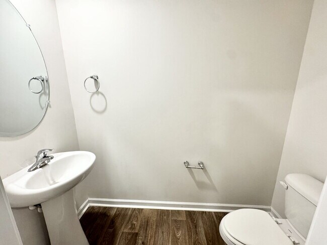 Building Photo - Seneca townhome - Price Just Reduced!