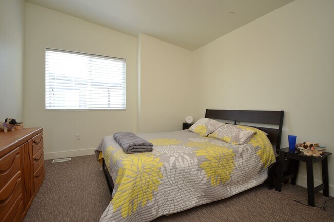 Building Photo - Modern 3 Bedroom 3 Full Bathroom Townhome in Midvale!!!